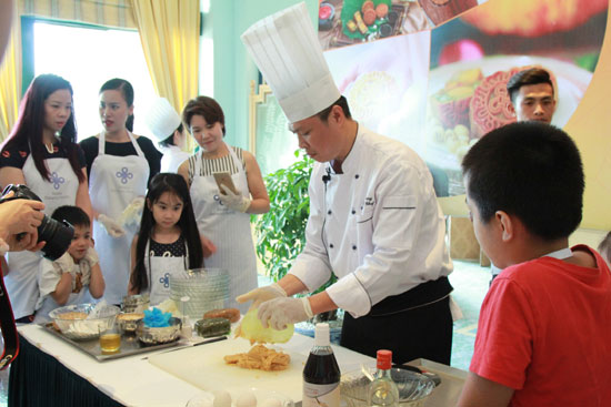 Đầu bếp khách sạn Daewoo hướng dẫn cách làm vỏ bánh nướng.