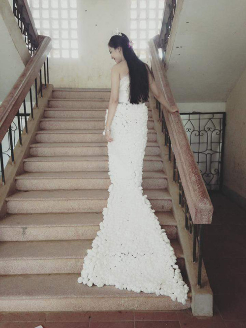 Cô gái Chăm đẹp hút hồn với váy cưới làm từ giấy ăn - 2