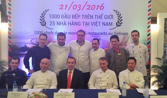 Đại sứ Pháp Jean Noel Poirier cùng đại diện các đầu bếp tham gia Gout de France 2016 tại Hà Nội.