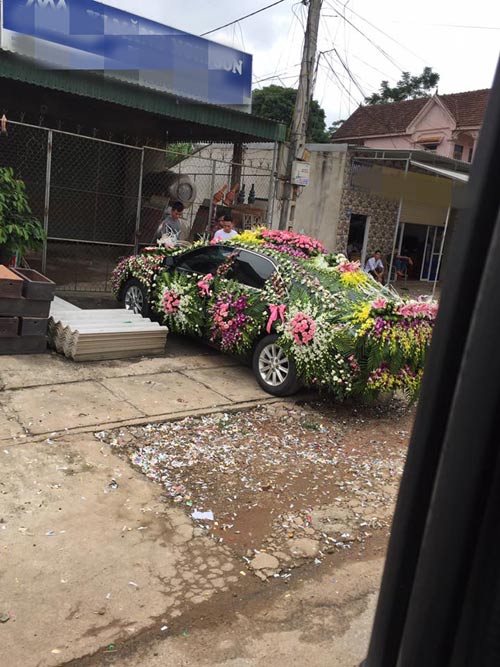Chiếc xe dâu &#34;nhiều hoa nhất quả đất” của chú rể Nghệ An - 3